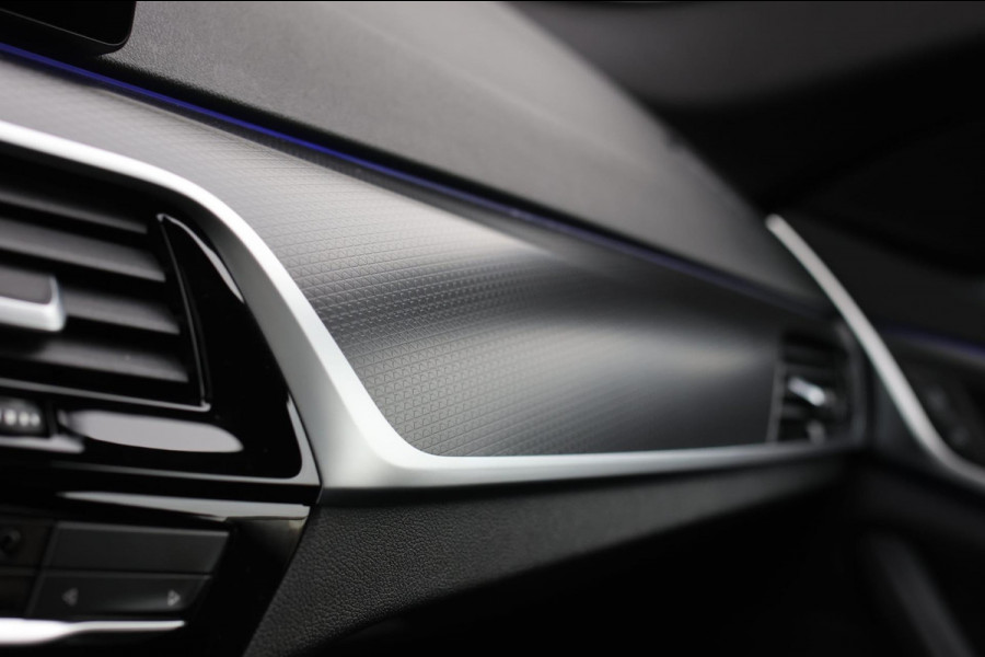 BMW 5 Serie Touring 520d M-Sport *Pano*4-Wiel besturing*Head-Up*Trekhaak*