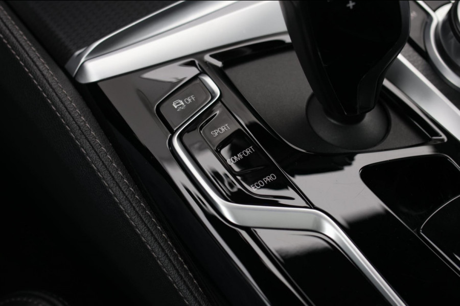 BMW 5 Serie Touring 520d M-Sport *Pano*4-Wiel besturing*Head-Up*Trekhaak*