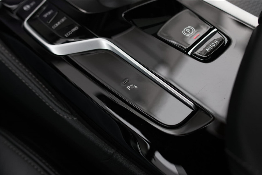 BMW 5 Serie Touring 520d M-Sport *Pano*4-Wiel besturing*Head-Up*Trekhaak*