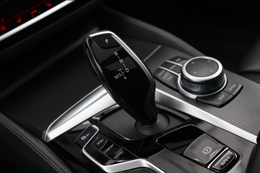 BMW 5 Serie Touring 520d M-Sport *Pano*4-Wiel besturing*Head-Up*Trekhaak*
