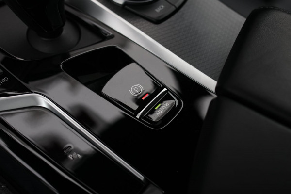 BMW 5 Serie Touring 520d M-Sport *Pano*4-Wiel besturing*Head-Up*Trekhaak*