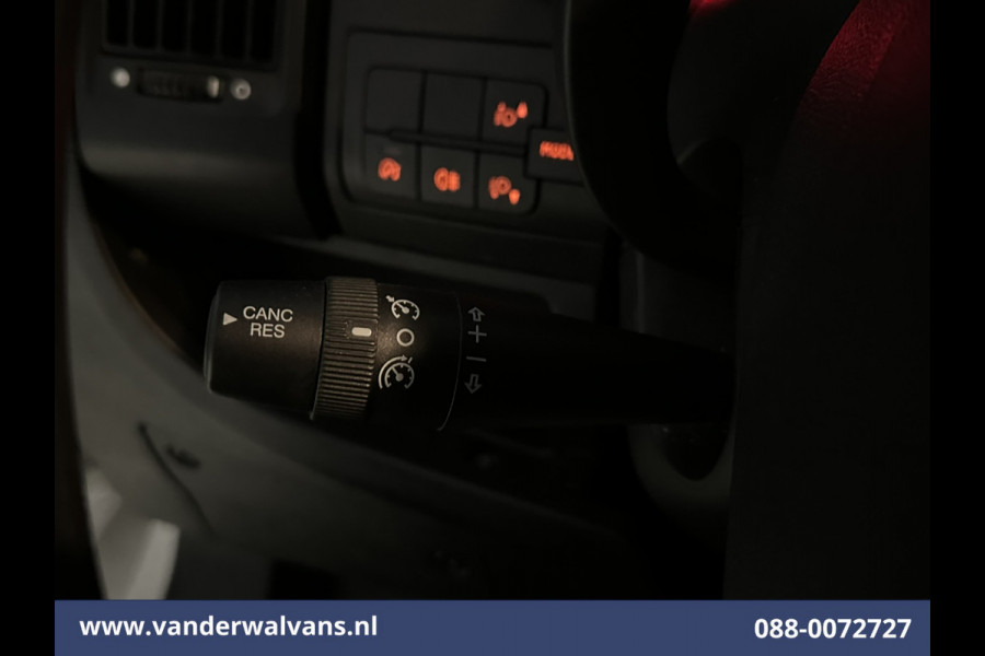 Peugeot Boxer 2.2 BlueHDi 141pk Bakwagen Laadklep Zijdeur Euro6 Airco | Camera | Cruisecontrol | 937kg laadvermogen Bijrijdersbank