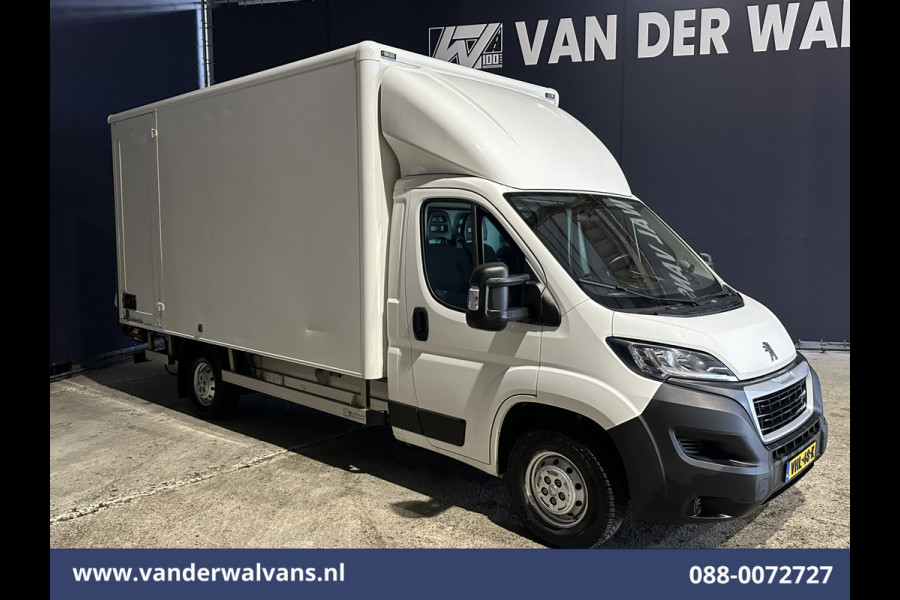 Peugeot Boxer 2.2 BlueHDi 141pk Bakwagen Laadklep Zijdeur Euro6 Airco | Camera | Cruisecontrol | 937kg laadvermogen Bijrijdersbank