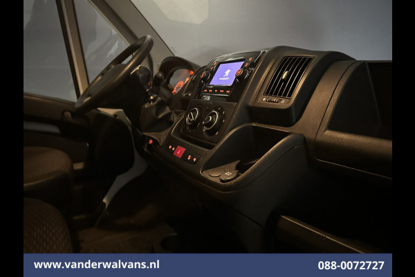 Peugeot Boxer 2.2 BlueHDi 141pk Bakwagen Laadklep Zijdeur Euro6 Airco | Camera | Cruisecontrol | 937kg laadvermogen Bijrijdersbank