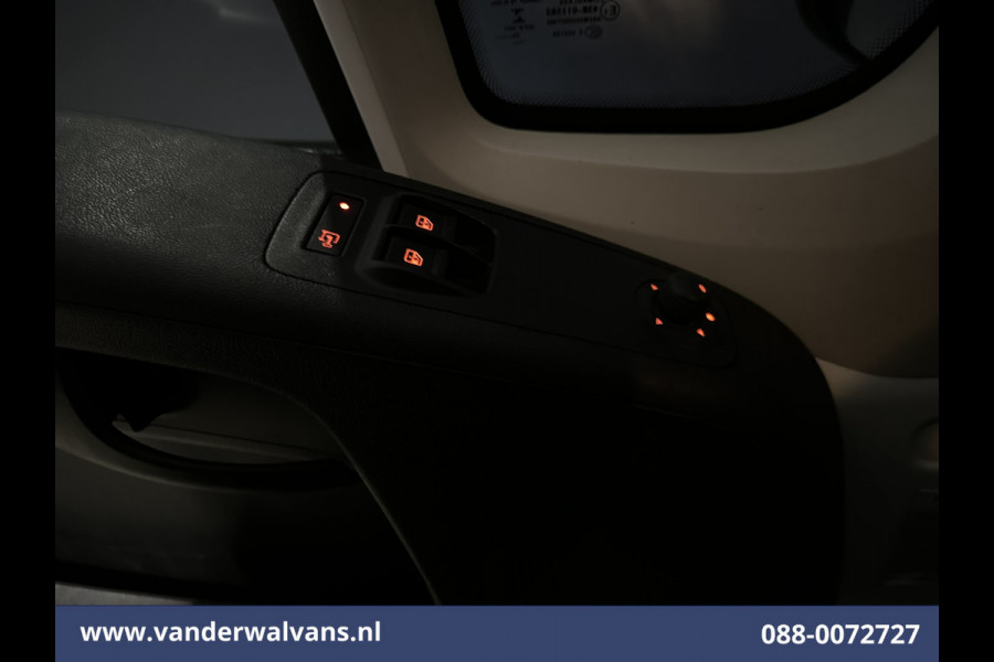 Peugeot Boxer 2.2 BlueHDi 141pk Bakwagen Laadklep Zijdeur Euro6 Airco | Camera | Cruisecontrol | 937kg laadvermogen Bijrijdersbank