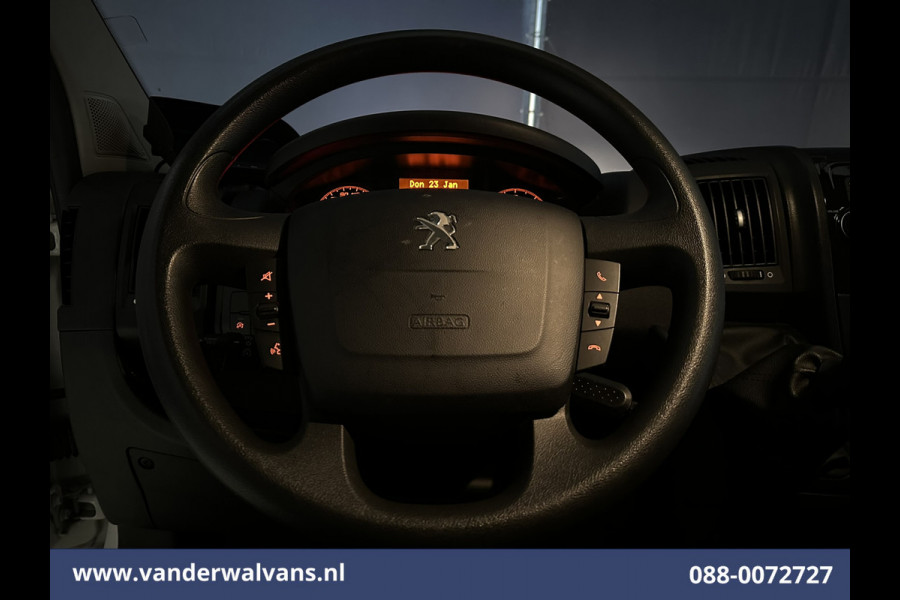 Peugeot Boxer 2.2 BlueHDi 141pk Bakwagen Laadklep Zijdeur Euro6 Airco | Camera | Cruisecontrol | 937kg laadvermogen Bijrijdersbank