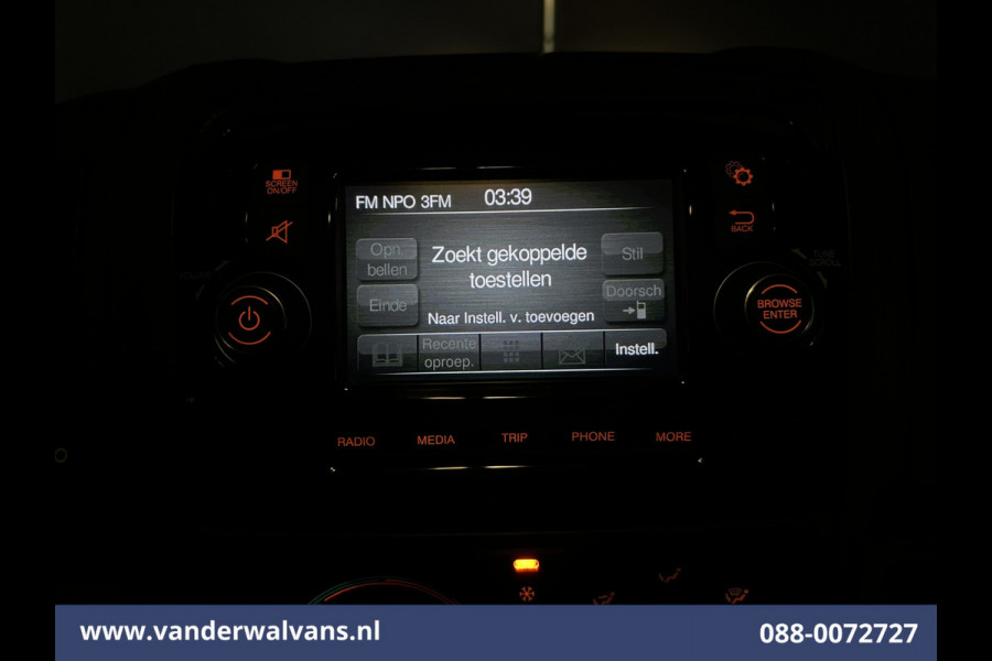 Peugeot Boxer 2.2 BlueHDi 141pk Bakwagen Laadklep Zijdeur Euro6 Airco | Camera | Cruisecontrol | 937kg laadvermogen Bijrijdersbank