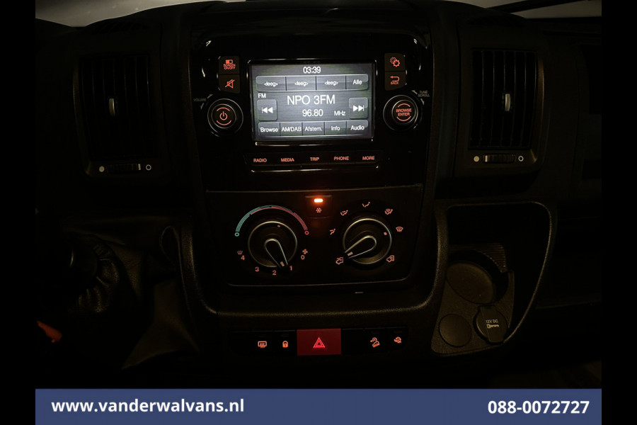 Peugeot Boxer 2.2 BlueHDi 141pk Bakwagen Laadklep Zijdeur Euro6 Airco | Camera | Cruisecontrol | 937kg laadvermogen Bijrijdersbank