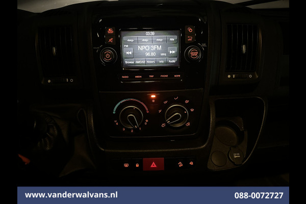 Peugeot Boxer 2.2 BlueHDi 141pk Bakwagen Laadklep Zijdeur Euro6 Airco | Camera | Cruisecontrol | 937kg laadvermogen Bijrijdersbank