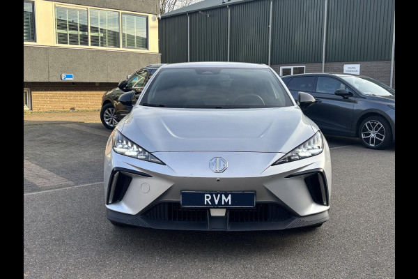 MG Mg4 electric Luxury 64 kWh LONG RANGE | SOH 97%|6.000KM! | DEALER ONDERHOUDEN| 7 JAAR GARANTIE BIJ MG| SUPER COMPLETE AUTO| RONDOMZICHT CAMERA| STOEL+ STUUR VERWARMING| DODE HOEK