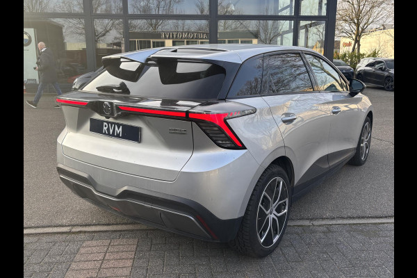 MG Mg4 electric Luxury 64 kWh LONG RANGE | SOH 97%|6.000KM! | DEALER ONDERHOUDEN| 7 JAAR GARANTIE BIJ MG| SUPER COMPLETE AUTO| RONDOMZICHT CAMERA| STOEL+ STUUR VERWARMING| DODE HOEK