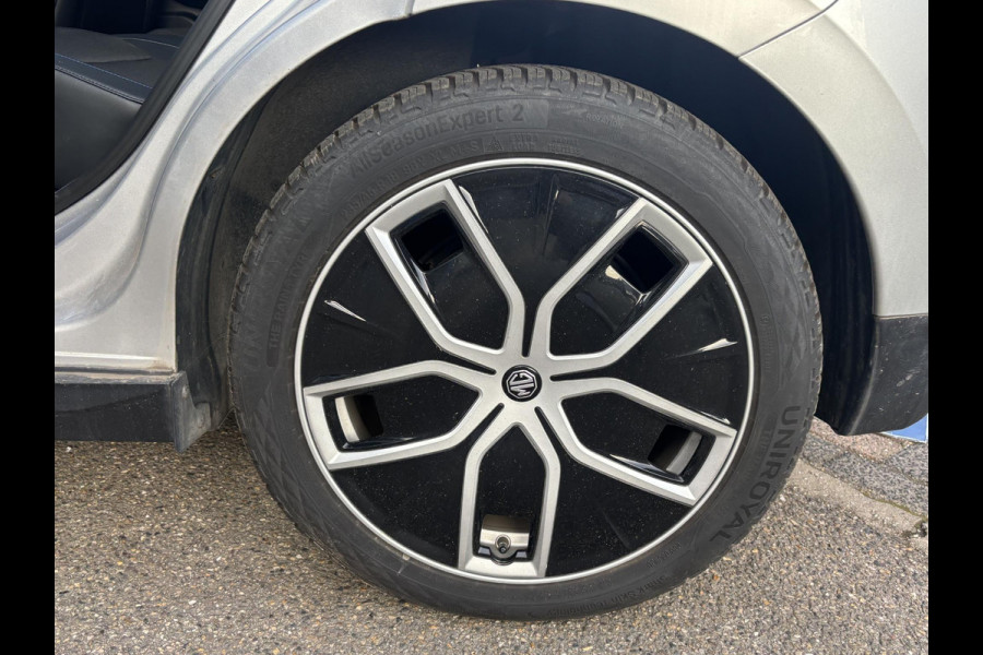 MG Mg4 electric Luxury 64 kWh LONG RANGE | SOH 97%|6.000KM! | DEALER ONDERHOUDEN| 7 JAAR GARANTIE BIJ MG| SUPER COMPLETE AUTO| RONDOMZICHT CAMERA| STOEL+ STUUR VERWARMING| DODE HOEK