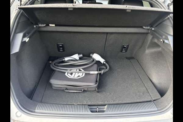 MG Mg4 electric Luxury 64 kWh LONG RANGE | SOH 97%|6.000KM! | DEALER ONDERHOUDEN| 7 JAAR GARANTIE BIJ MG| SUPER COMPLETE AUTO| RONDOMZICHT CAMERA| STOEL+ STUUR VERWARMING| DODE HOEK