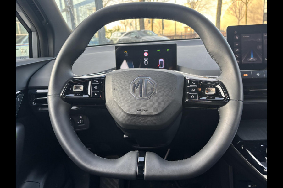 MG Mg4 electric Luxury 64 kWh LONG RANGE | SOH 97%|6.000KM! | DEALER ONDERHOUDEN| 7 JAAR GARANTIE BIJ MG| SUPER COMPLETE AUTO| RONDOMZICHT CAMERA| STOEL+ STUUR VERWARMING| DODE HOEK