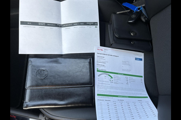 MG Mg4 electric Luxury 64 kWh LONG RANGE | SOH 97%|6.000KM! | DEALER ONDERHOUDEN| 7 JAAR GARANTIE BIJ MG| SUPER COMPLETE AUTO| RONDOMZICHT CAMERA| STOEL+ STUUR VERWARMING| DODE HOEK