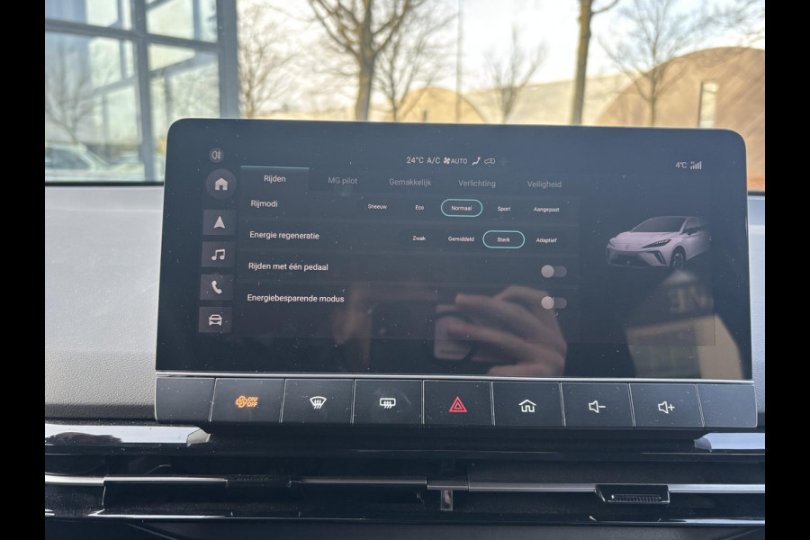 MG Mg4 electric Luxury 64 kWh LONG RANGE | SOH 97%|6.000KM! | DEALER ONDERHOUDEN| 7 JAAR GARANTIE BIJ MG| SUPER COMPLETE AUTO| RONDOMZICHT CAMERA| STOEL+ STUUR VERWARMING| DODE HOEK