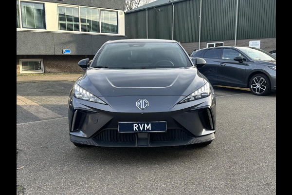 MG Mg4 electric Luxury 64 kWh |LONG RANGE | SOH 97%|14.000KM! | DEALER ONDERHOUDEN| 7 JAAR GARANTIE BIJ MG| SUPER COMPLETE AUTO| RONDOMZICHT CAMERA| STOEL+ STUUR VERWARMING| DODE HOEK