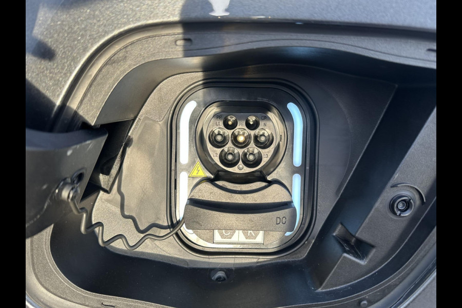 MG Mg4 electric Luxury 64 kWh |LONG RANGE | SOH 97%|14.000KM! | DEALER ONDERHOUDEN| 7 JAAR GARANTIE BIJ MG| SUPER COMPLETE AUTO| RONDOMZICHT CAMERA| STOEL+ STUUR VERWARMING| DODE HOEK