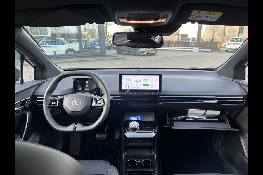 MG Mg4 electric Luxury 64 kWh |LONG RANGE | SOH 97%|14.000KM! | DEALER ONDERHOUDEN| 7 JAAR GARANTIE BIJ MG| SUPER COMPLETE AUTO| RONDOMZICHT CAMERA| STOEL+ STUUR VERWARMING| DODE HOEK