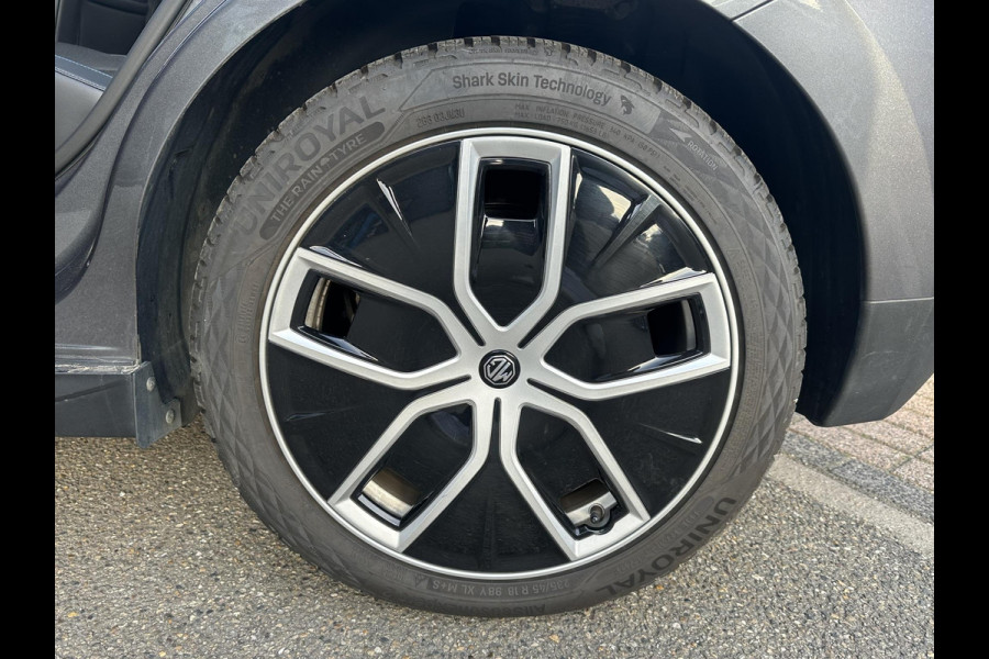 MG Mg4 electric Luxury 64 kWh |LONG RANGE | SOH 97%|14.000KM! | DEALER ONDERHOUDEN| 7 JAAR GARANTIE BIJ MG| SUPER COMPLETE AUTO| RONDOMZICHT CAMERA| STOEL+ STUUR VERWARMING| DODE HOEK