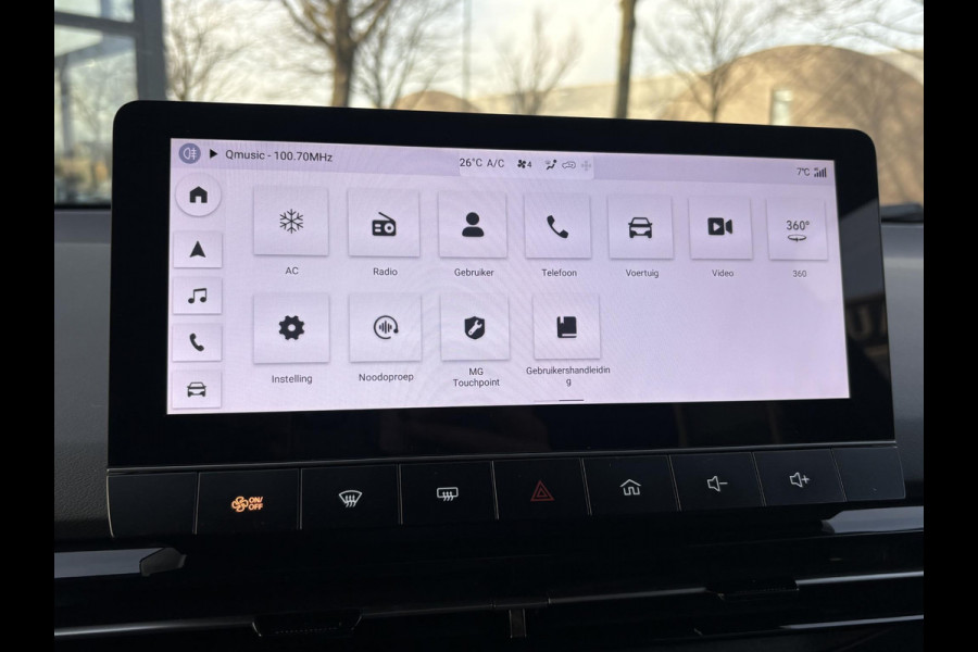 MG Mg4 electric Luxury 64 kWh |LONG RANGE | SOH 97%|14.000KM! | DEALER ONDERHOUDEN| 7 JAAR GARANTIE BIJ MG| SUPER COMPLETE AUTO| RONDOMZICHT CAMERA| STOEL+ STUUR VERWARMING| DODE HOEK