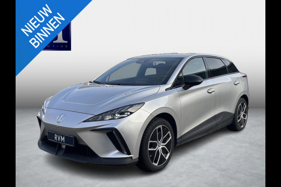 MG Mg4 electric Luxury 64 kWh LONG RANGE | SOH 97%|6.000KM! | DEALER ONDERHOUDEN| 7 JAAR GARANTIE BIJ MG| SUPER COMPLETE AUTO| RONDOMZICHT CAMERA| STOEL+ STUUR VERWARMING| DODE HOEK