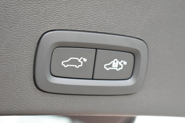 Volvo EX40 Single Motor Extended Range Plus 82 kWh / Lounge Pakket / Extra getint glas / 360 Camera / 20'' velgen / Panoramadak / Zwart dak / Harman Kardon / Microtech/Nubuck