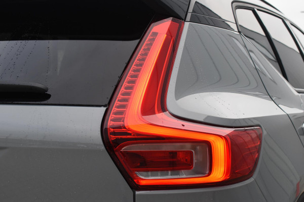 Volvo EX40 Single Motor Extended Range Plus 82 kWh / Lounge Pakket / Extra getint glas / 360 Camera / 20'' velgen / Panoramadak / Zwart dak / Harman Kardon / Microtech/Nubuck