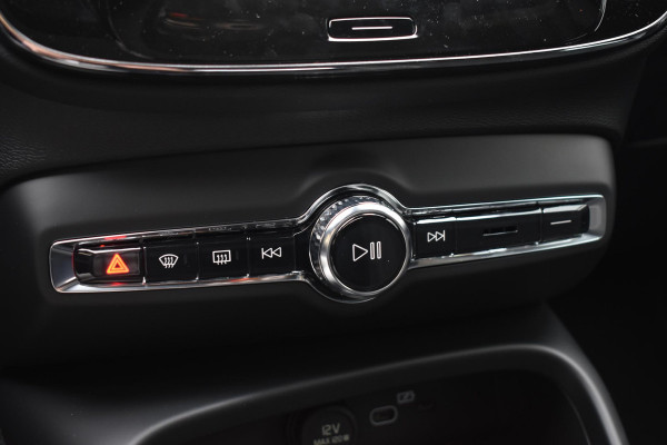 Volvo EX40 Single Motor Extended Range Plus 82 kWh / Lounge Pakket / Extra getint glas / 360 Camera / 20'' velgen / Panoramadak / Zwart dak / Harman Kardon / Microtech/Nubuck