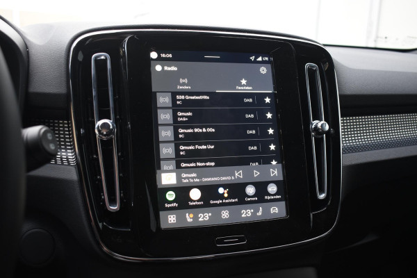 Volvo EX40 Single Motor Extended Range Plus 82 kWh / Lounge Pakket / Extra getint glas / 360 Camera / 20'' velgen / Panoramadak / Zwart dak / Harman Kardon / Microtech/Nubuck