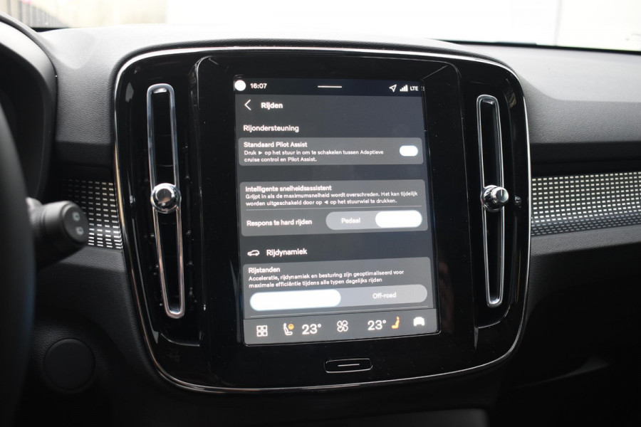 Volvo EX40 Single Motor Extended Range Plus 82 kWh / Lounge Pakket / Extra getint glas / 360 Camera / 20'' velgen / Panoramadak / Zwart dak / Harman Kardon / Microtech/Nubuck