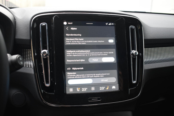 Volvo EX40 Single Motor Extended Range Plus 82 kWh / Lounge Pakket / Extra getint glas / 360 Camera / 20'' velgen / Panoramadak / Zwart dak / Harman Kardon / Microtech/Nubuck