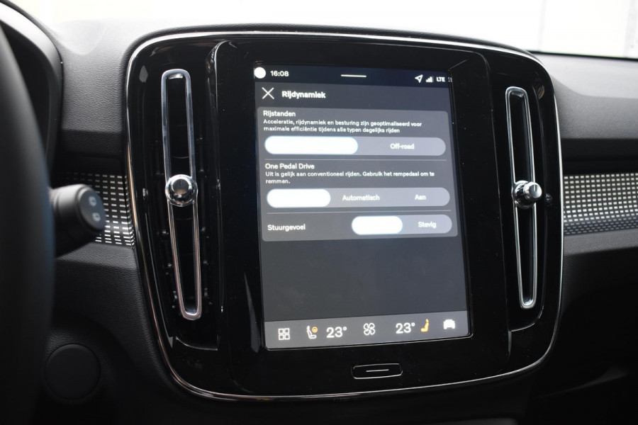 Volvo EX40 Single Motor Extended Range Plus 82 kWh / Lounge Pakket / Extra getint glas / 360 Camera / 20'' velgen / Panoramadak / Zwart dak / Harman Kardon / Microtech/Nubuck