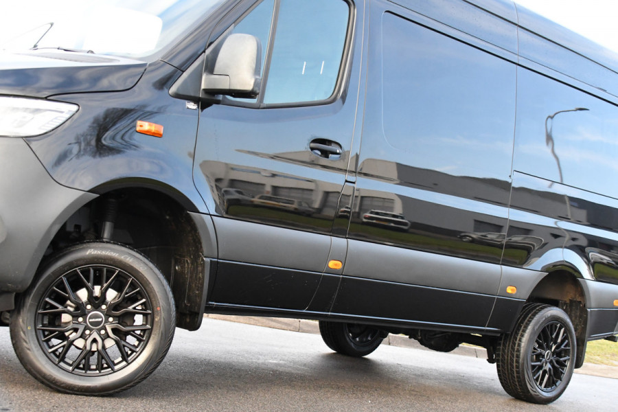 Mercedes-Benz Sprinter 319 1.9 CDI L2H2 4x4 Black Edition Camera, Cruise, Carplay, LED, 190pk, Automaat, 4Matic, Multimedia, Uniek!