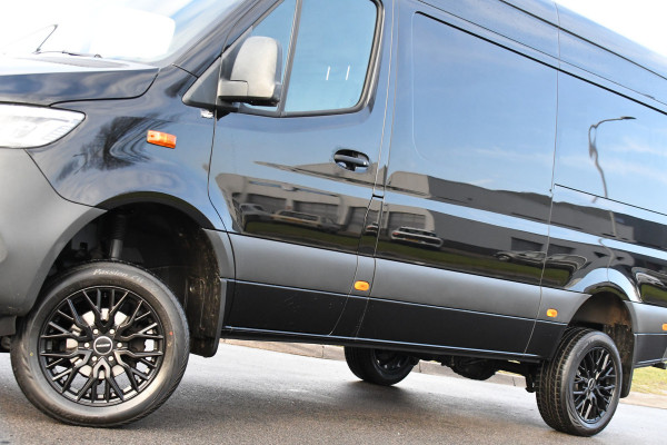 Mercedes-Benz Sprinter 319 1.9 CDI L2H2 4x4 Black Edition Camera, Cruise, Carplay, LED, 190pk, Automaat, 4Matic, Multimedia, Uniek!