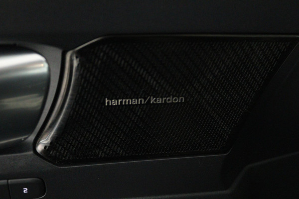 Volvo XC40 Recharge P8 AWD R-Design (PANORAMADAK, HARMAN/KARDON, STUUR/STOEL VERWARMING, CAMERA, PARKEERSENSOREN)