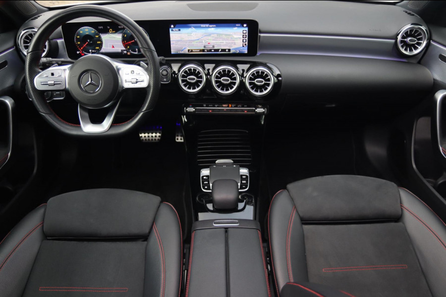 Mercedes-Benz A-Klasse 220 AMG Line / PANO / CAMERA / ALCANTARA / DODEHOEK / WIDE SCREEN