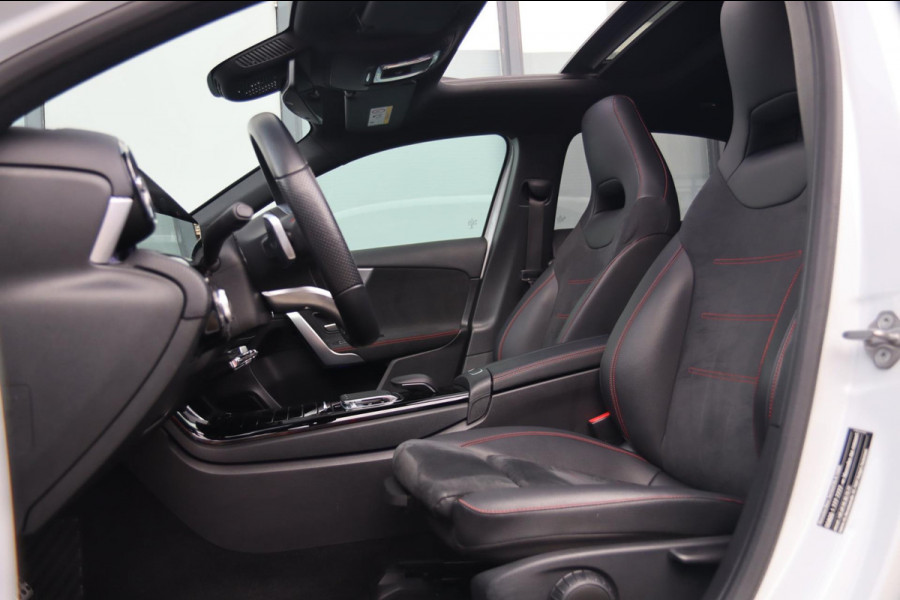 Mercedes-Benz A-Klasse 220 AMG Line / PANO / CAMERA / ALCANTARA / DODEHOEK / WIDE SCREEN