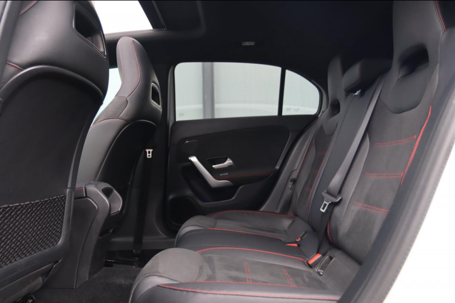Mercedes-Benz A-Klasse 220 AMG Line / PANO / CAMERA / ALCANTARA / DODEHOEK / WIDE SCREEN