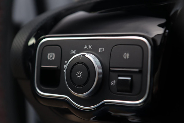 Mercedes-Benz A-Klasse 220 AMG Line / PANO / CAMERA / ALCANTARA / DODEHOEK / WIDE SCREEN