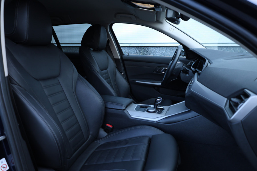 BMW 3 Serie Touring 330e Business Edition Plus Individual / Leder / LED /