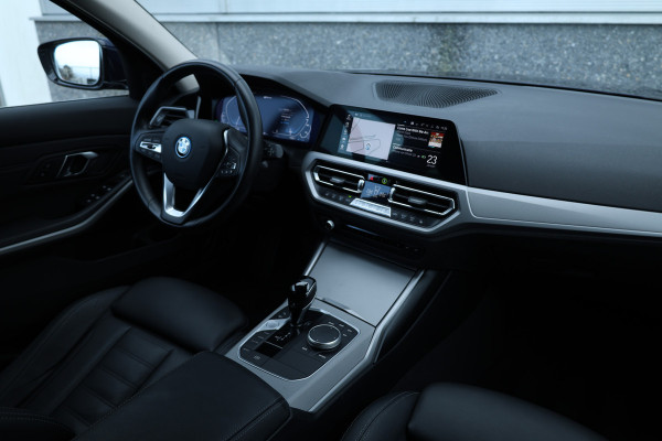 BMW 3 Serie Touring 330e Business Edition Plus Individual / Leder / LED /