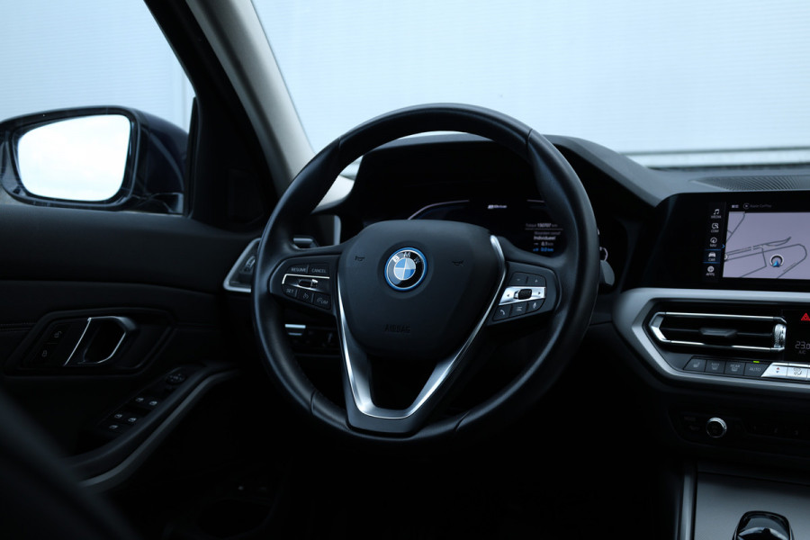 BMW 3 Serie Touring 330e Business Edition Plus Individual / Leder / LED /