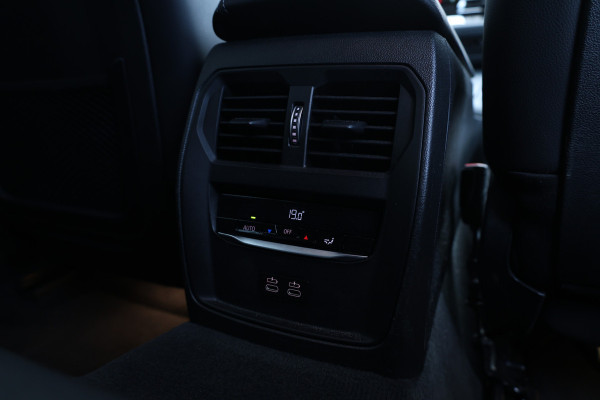 BMW 3 Serie Touring 330e Business Edition Plus Individual / Leder / LED /