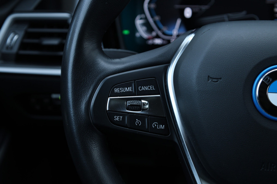 BMW 3 Serie Touring 330e Business Edition Plus Individual / Leder / LED /