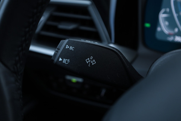 BMW 3 Serie Touring 330e Business Edition Plus Individual / Leder / LED /