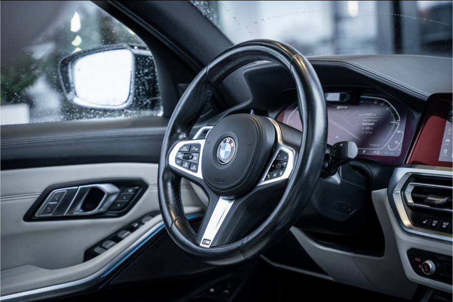 BMW 3-serie 330e High Executive - M Sport | Panorama | H&K | Memory | ACC