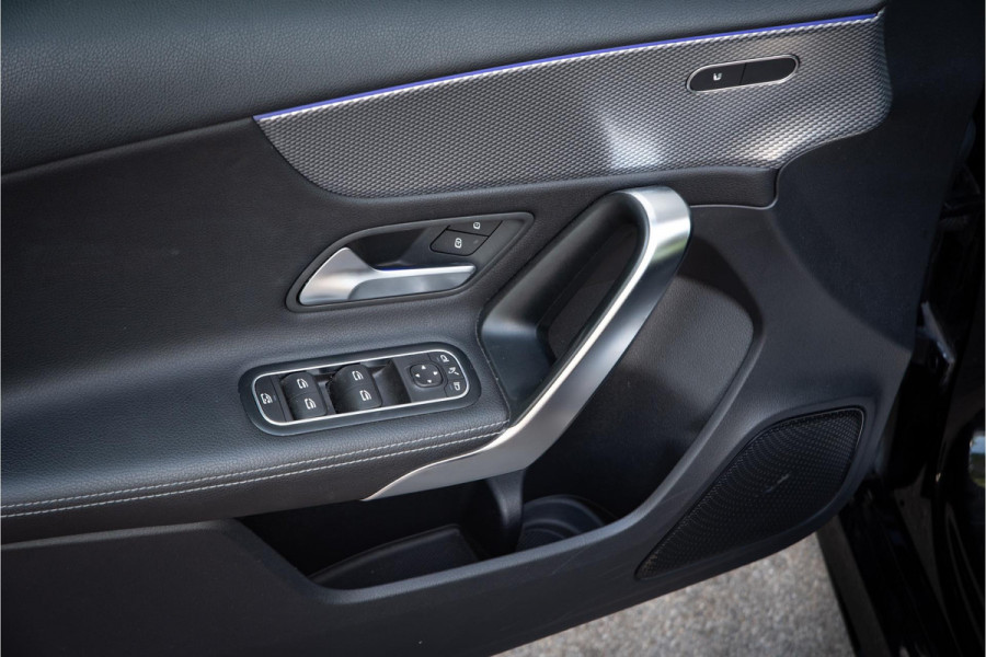 Mercedes-Benz A-Klasse 180 Business Solution AMG Ambient Cruise Navigatie Camera Sportstoelen Leer LED 19" LMV