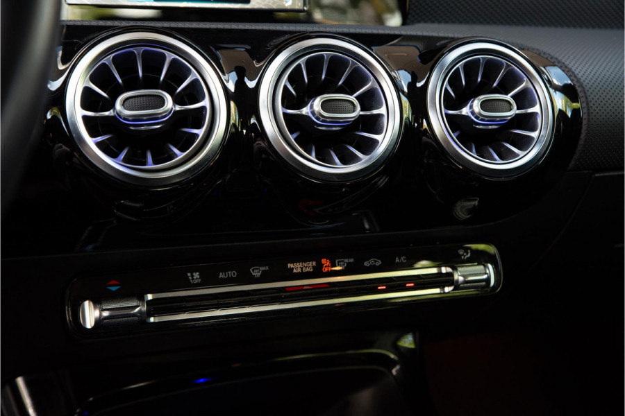 Mercedes-Benz A-Klasse 180 Business Solution AMG Ambient Cruise Navigatie Camera Sportstoelen Leer LED 19" LMV