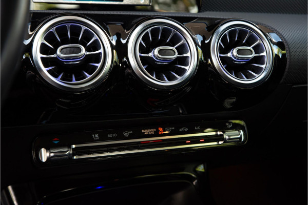 Mercedes-Benz A-Klasse 180 Business Solution AMG Ambient Cruise Navigatie Camera Sportstoelen Leer LED 19" LMV